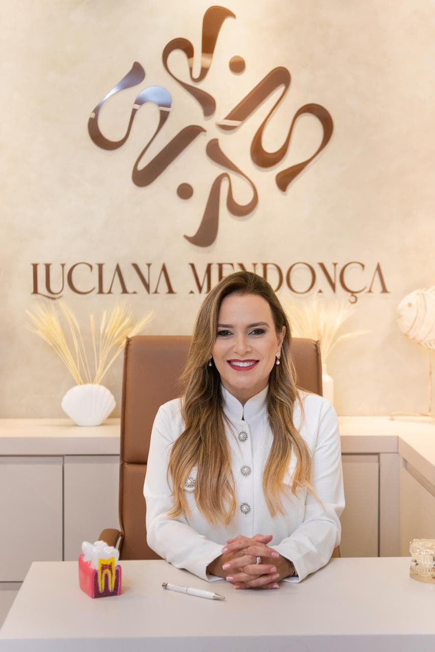Dra. Luciana Mendonça em atendimento no consultório