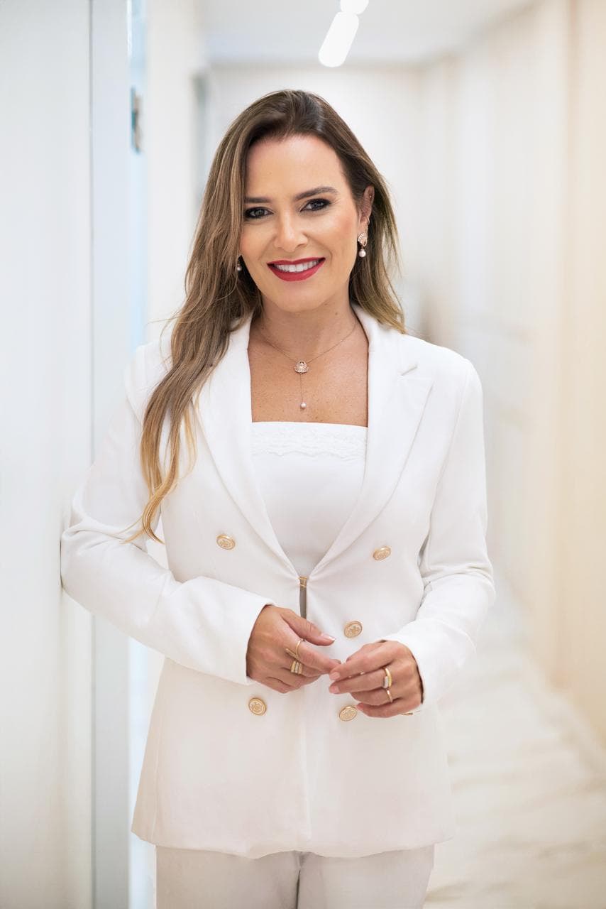 Dra. Luciana Mendonça em seu consultório